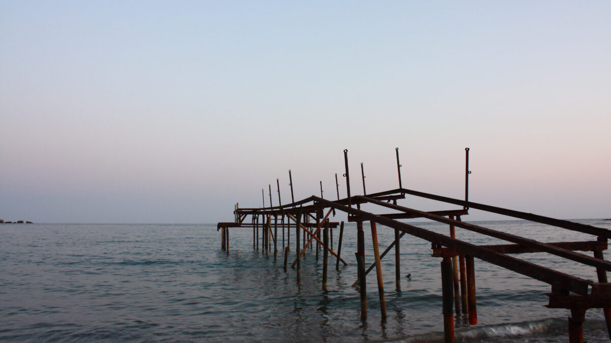 Steg Rohre am Strand Meer